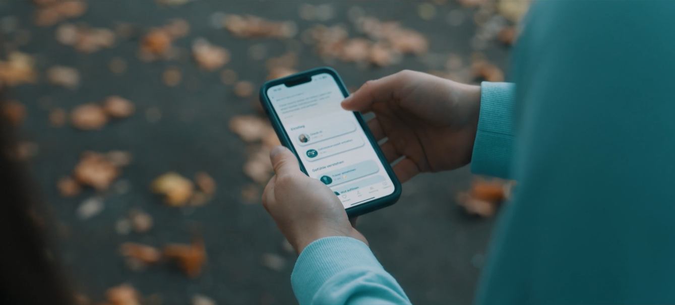 Smartphone mit der grievy App in zwei Händen